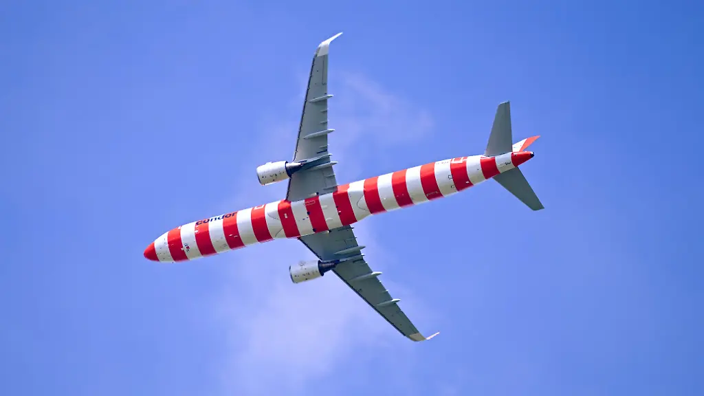 Passagierflugzeug-der-deutschen-Fluggesellschaft-Condor-Airbus-A321-nur-redaktionelle-Nutzung