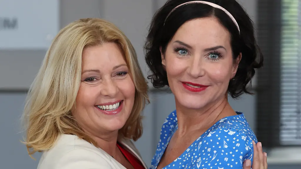 Karin-Thaler-l-und-Marisa-Burger-stehen-bei-einem-Fototermin-der-Fernsehserie-Rosenheim-Cops-auf-dem-Bavaria-Film-Gelaende