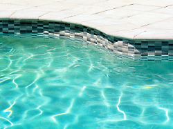 Fehler bei Wasseraufbereitung?: Pool-Panne verletzt 60 Urlauber in Spanien
