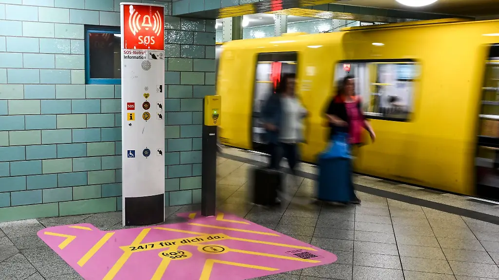 Mit-farblich-auffaelligen-Markierungen-sollen-Notrufsaeulen-an-einigen-Berliner-U-Bahnhoefen-besser-sichtbar-werden