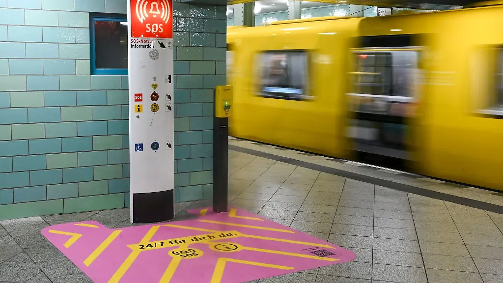 Durch-auffaellige-Markierungen-will-die-BVG-ihre-Notrufsaeulen-besser-sichtbar-machen