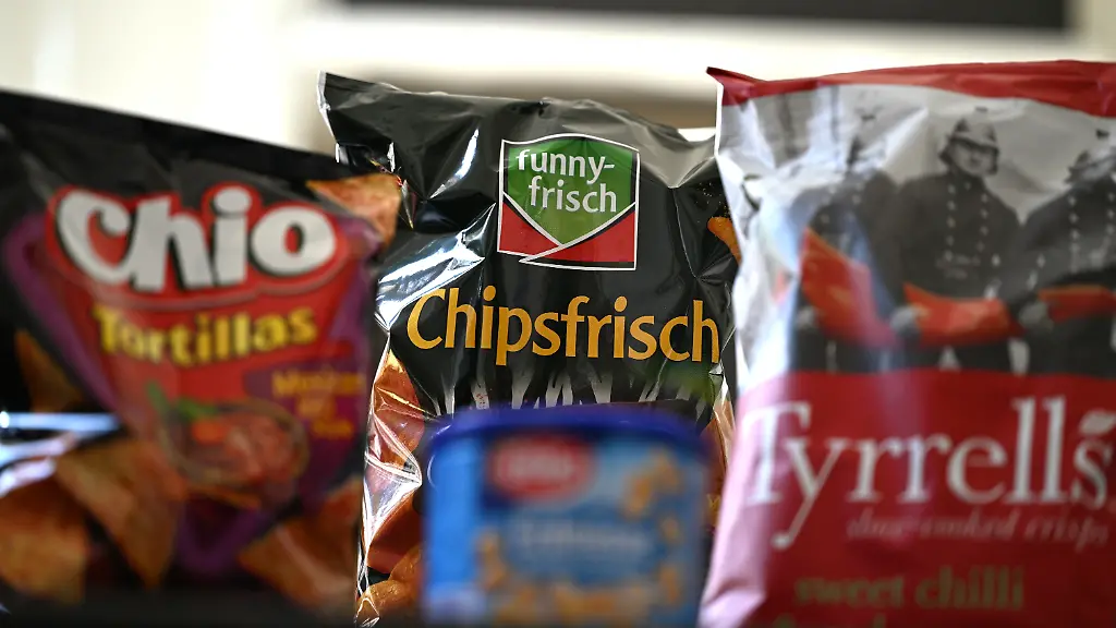 Salzige-Snacks-der-deutschen-Firma-Intersnack-stehen-in-einer-Kueche-nebeneinander-und-zwar-die-Marken-Chio-funny-frisch-Tyrrell-s-und-Ueltje-gestellte-Szene-Der-deutsche-Hersteller-moechte-sich-in-einer-milliardenschweren-Transaktion-bei-der-US-Firma-Utz-Brands-einkaufen