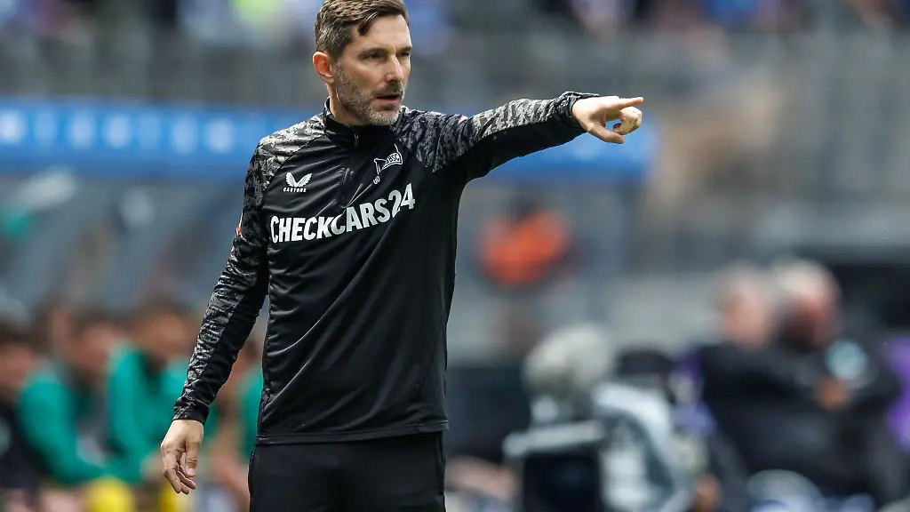 Bis-Sonntag-im-Trainingslager-Trainer-Stefan-Leitl-und-Hertha-BSC