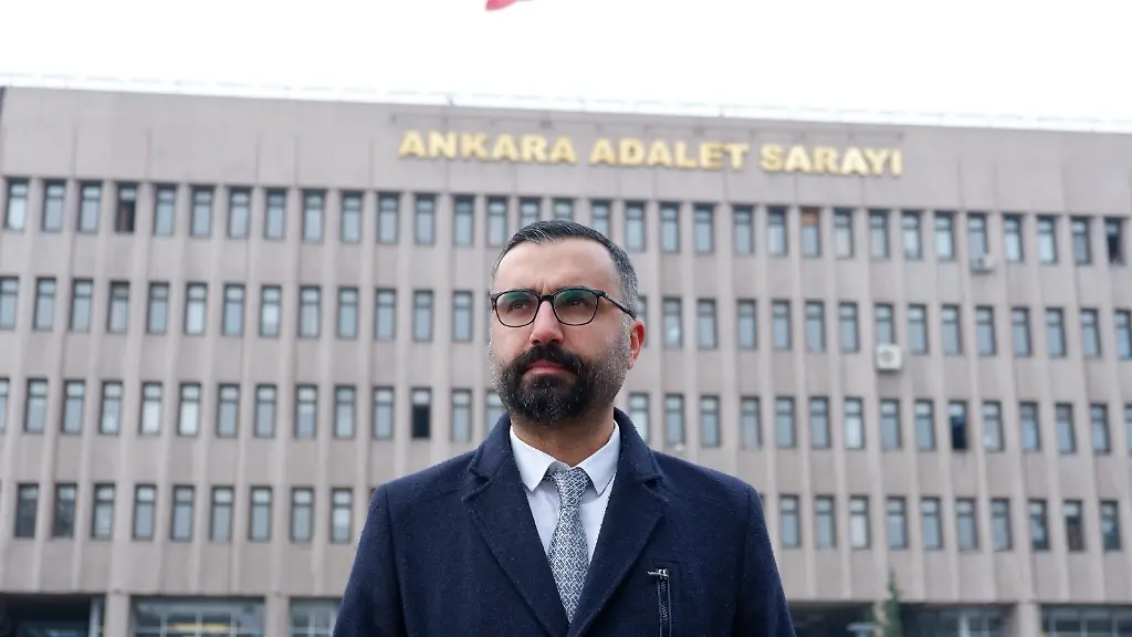 HANDOUT-30-04-2026-Tuerkei-Ankara-Der-Journalist-und-Deutsche-Welle-Korrespondent-Alican-Uludag-steht-vor-dem-Justizpalast-in-Ankara-undatierte-Aufnahme-Uludag-wurde-nun-erneut-festgenommen