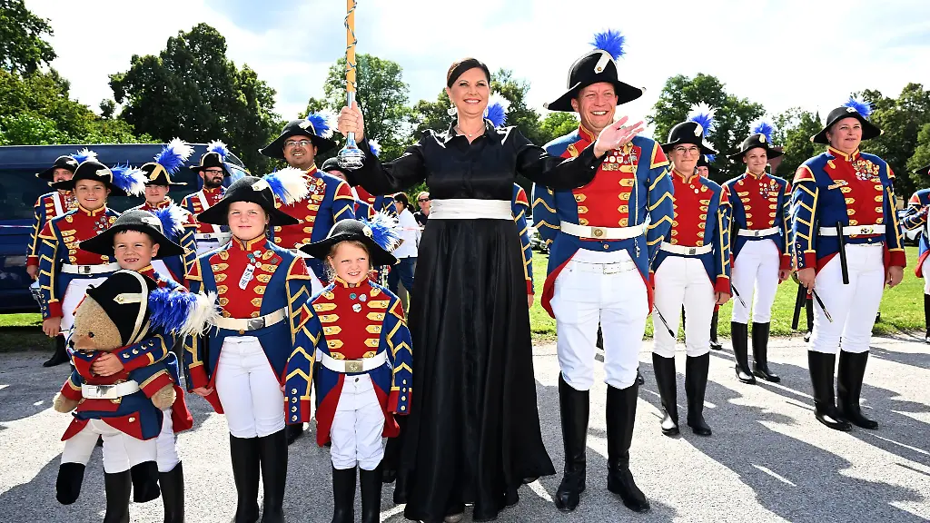 Landtagspraesidentin-Ilse-Aigner-gruesst-beim-Landtags-Empfang-am-Schloss-Schleissheim