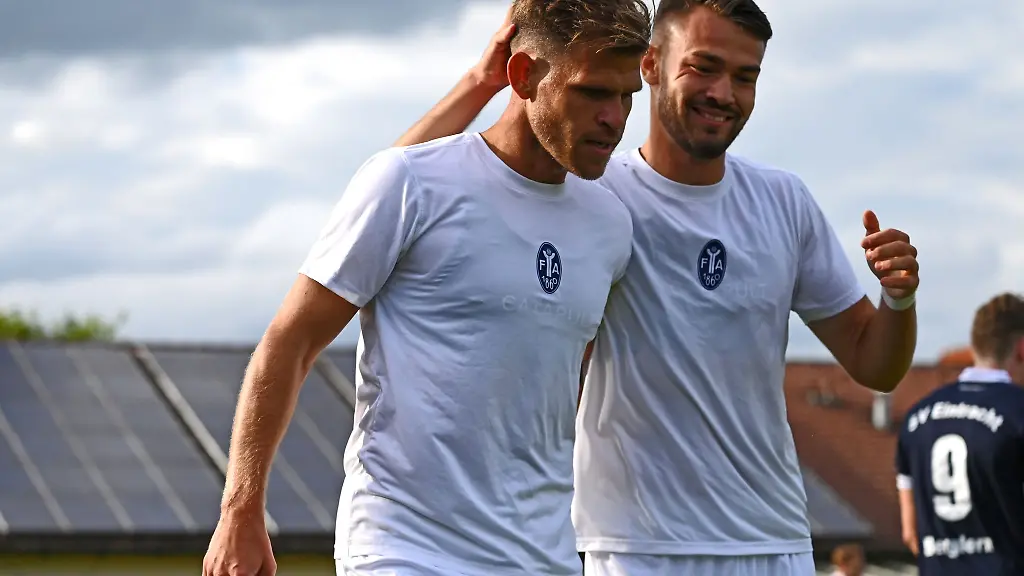 Der-Loewe-fehlt-Florian-Niederlechner-mit-dem-ungewohnten-neuen-Vereinsemblem-auf-dem-Trikot