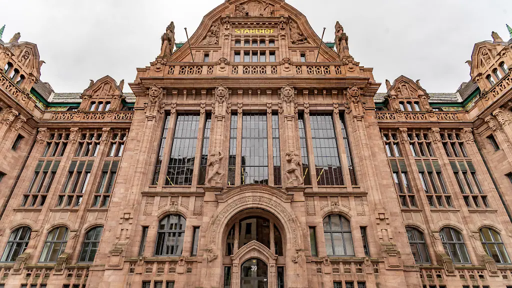 Der-Stahlhof-Sitz-des-Verwaltungsgerichts-Duesseldorf-in-der-Landeshauptstadt-Duesseldorf-Nordrhein-Westfalen-Deutschland-Europa-The-Stahlhof-seat-of-the-Duesseldorf-Administrative-Court-or-Verwaltungsgericht-at-the-federal-state-capital-Duesseldorf-North-Rhine-Westphalia-Germany-Europe