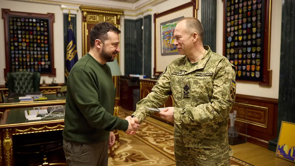 Wolodymyr-Selenskyj-l-Praesident-der-Ukraine-ueberreicht-Generaloberst-Olexander-Syrskyj-Oberbefehlshaber-der-ukrainischen-Streitkraefte-dessen-neues-Beglaubigungsschreiben-nach-einem-Treffen-mit-dem-neuen-militaerischen-Fuehrungsteam-im-Mariinsky-Palast-in-Kiew-Ukraine