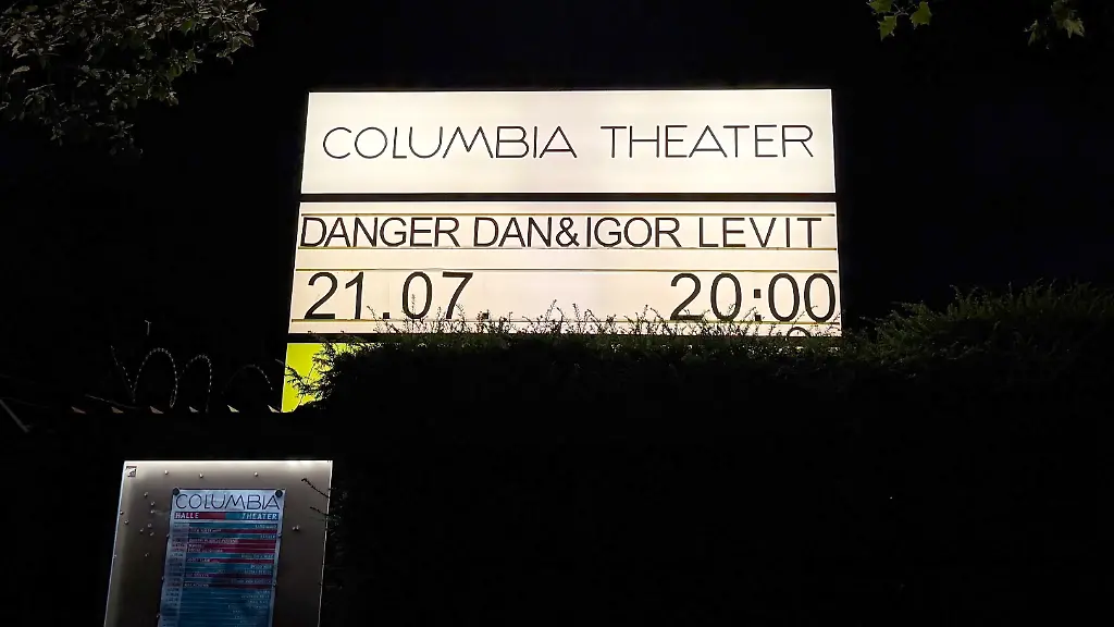 Ein-Schild-am-Comlumbia-Theater-weist-auf-ein-Konzert-der-Musiker-Danger-Dan-und-Igor-Levit-hin