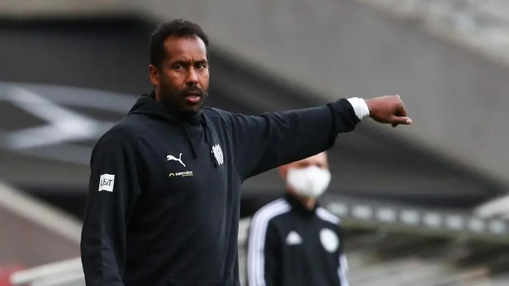Osnabruecks-Trainer-Daniel-Thioune-gestikuliert-waehrend-des-Spiels