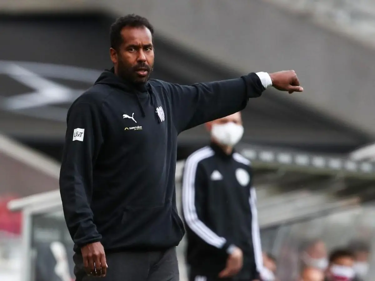 Osnabruecks-Trainer-Daniel-Thioune-gestikuliert-waehrend-des-Spiels