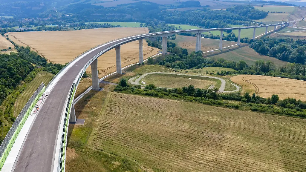 Die-Bruecke-fuehrt-ueber-mehrere-Felder