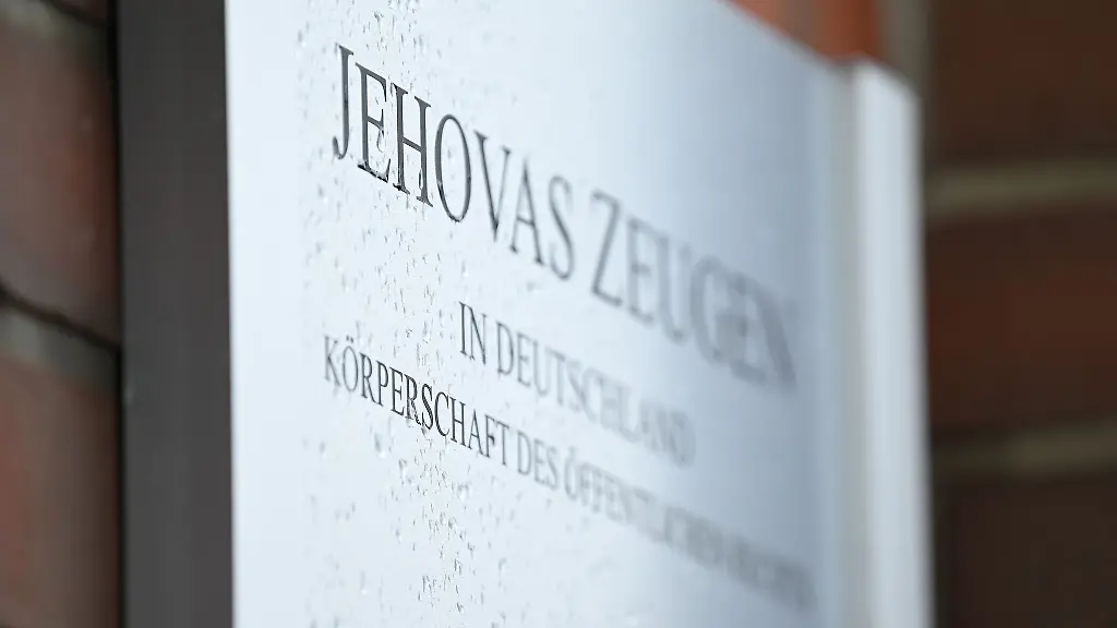 Die-Zeugen-Jehovas-sind-in-Deutschland-als-Koerperschaft-oeffentlichen-Rechts-anerkannt