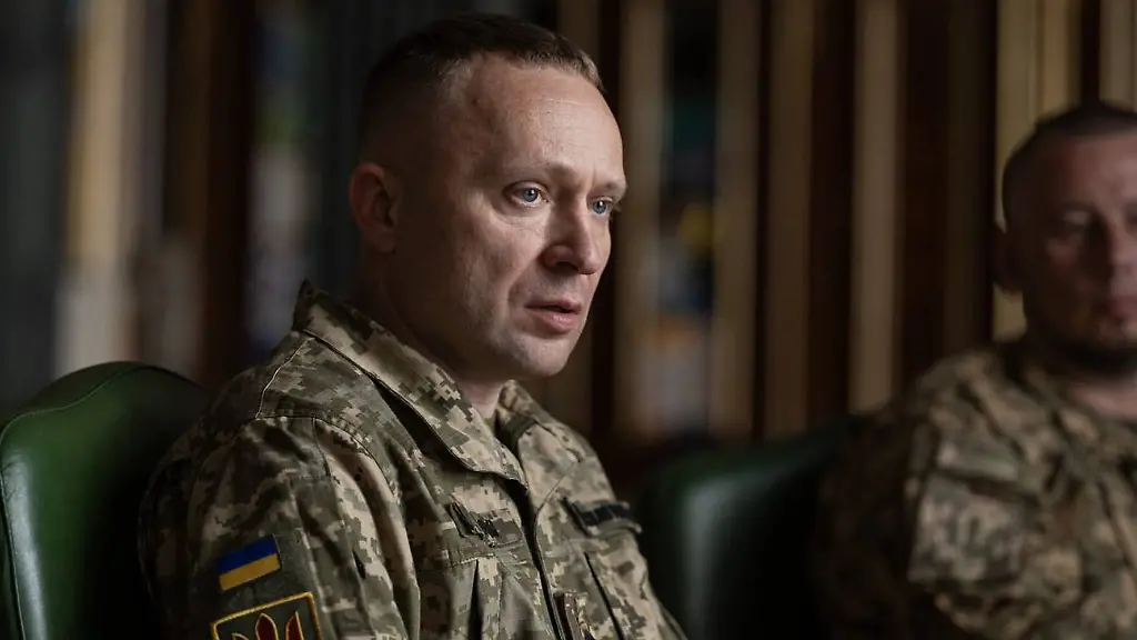 Dieses-vom-Pressebuero-des-ukrainischen-Praesidenten-zur-Verfuegung-gestellte-Foto-zeigt-den-neuen-Oberbefehlshaber-der-ukrainischen-Streitkraefte-Mychajlo-Drapatyj-waehrend-seines-Treffens-mit-dem-ukrainischen-Praesidenten-Selenskyj