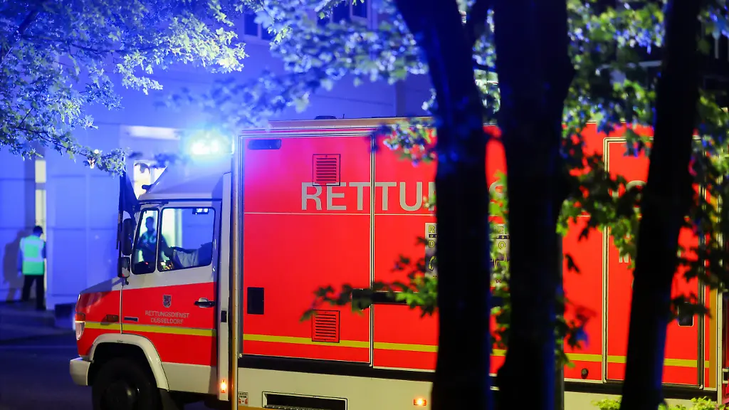 Die-deutsche-Patientin-erreicht-mit-einer-Kolonne-aus-Rettungswagen-das-Infektionszentrum-der-Uniklinik-Duesseldorf