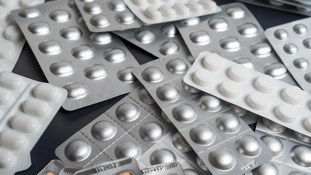 Verschiedene-Medikamente-und-Tabletten-stehen-fuer-die-Pharmaindustrie-in-der-Forschung-Entwicklung-und-Produktion-von-Arzneimitteln-eine-zentrale-Rolle-spielen-und-Maerkte-Preise-sowie-die-weltweite-Gesundheitsversorgung-beeinflussen