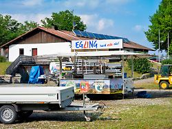 Polizei schnappt Verdächtigen: Verwirrung um Täterbeschreibung auf bayerischem Dorffest