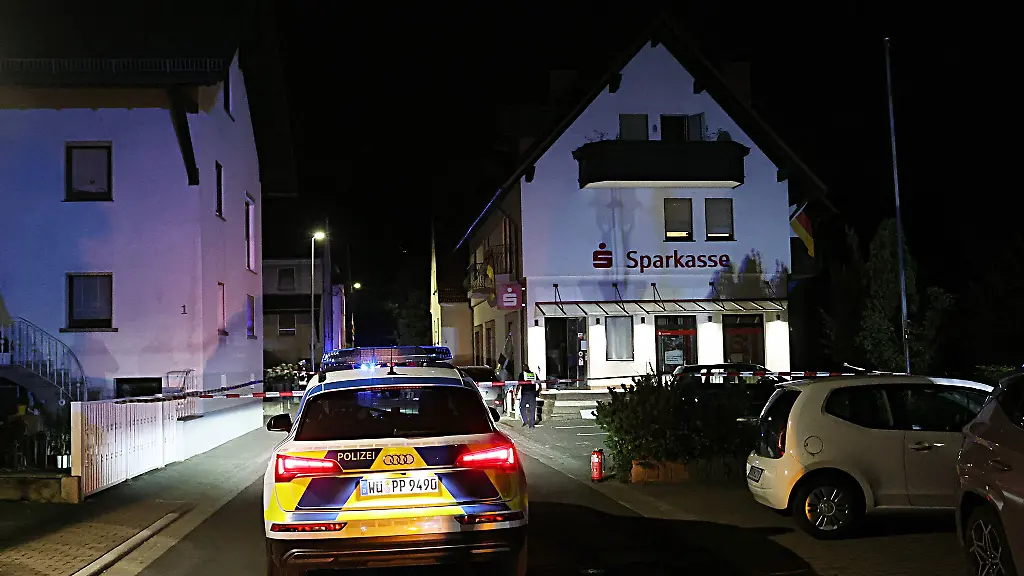 In-Waldaschaff-wurde-ein-Geldautomat-gesprengt-Die-dazugehoerige-Sparkassenfiliale-ist-in-einem-bewohnten-Mehrfamilienhaus-untergebracht