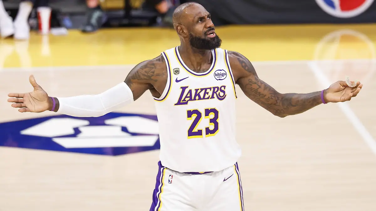 NBA-Basketball-Herren-USA-Playoffs-Oklahoma-City-Thunder-at-Los-Angeles-Lakers-Lakers-forward-LeBron-James-complains-about-a-call-during-the-first-half-of-game-three-in-second-round-of-the-NBA-Playoffs-between-the-Los-Angeles-Lakers-and-Oklahoma-City-Thunder-at-Crypto-Com-Arena-in-Los-Angeles-California-USA-09-May-2026
