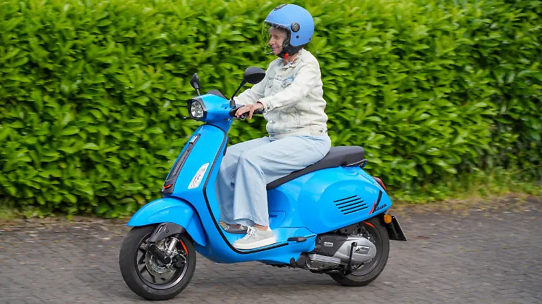 Auch-in-der-Version-Sprint-S-125-ist-die-Vespa-die-ewig-schoene-Rollerikone