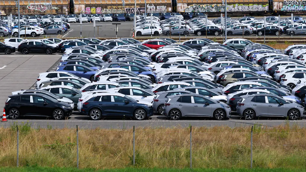 Fertige-Fahrzeuge-stehen-zur-Auslieferung-auf-einem-Parkplatz-im-Werk-von-Volkswagen-Sachsen-Der-saechsische-Wirtschaftsminister-hat-sich-vor-Ort-ueber-die-aktuelle-Situation-bei-dem-Autobauer-informiert-Bis-zu-100-000-Stellen-sollen-laut-Medien-wackeln-Das-Manager-Magazin-hatte-am-Freitag-berichtet-der-Konzern-wolle-seinen-Sparkurs-deutlich-verschaerfen-Vier-Werken-des-VW-Konzerns-in-Deutschland-droht-demnach-die-Schliessung-darunter-dem-Zwickauer-Werk