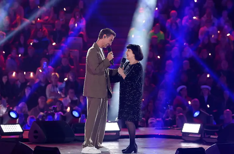 Florian-Silbereisen-der-die-TV-Open-Air-Show-Schlagerbooom-praesentiert-steht-mit-Mireille-Mathieu-auf-der-Buehne-Die-am-5-und-6-Juni-in-Kitzbuehel-aufgezeichnete-Show-ist-eine-Produktion-der-Juergens-TV-GmbH-im-Auftrag-von-MDR-und-BR-in-Zusammenarbeit-mit-dem-ORF-Sie-wird-am-27-6-um-20-15-Uhr-ausgestrahlt