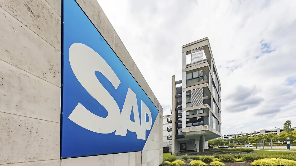 Logo-und-Gebaeude-des-Softwarekonzern-SAP-SE