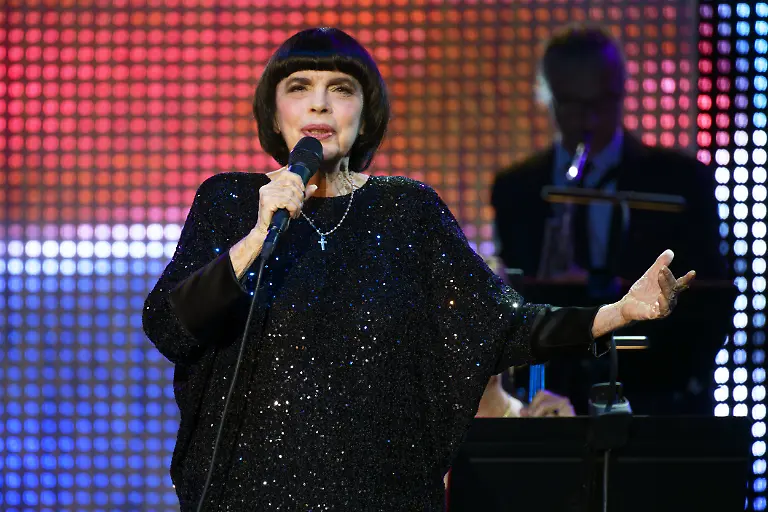 La-chanteuse-francaise-Mireille-Mathieu-fete-ses-60-ans-de-carriere-sur-la-scene-de-l-Olympia-Paris-France-25-10-2025-French-singer-Mireille-Mathieu-celebrates-her-60-year-career-on-stage-at-the-Olympia
