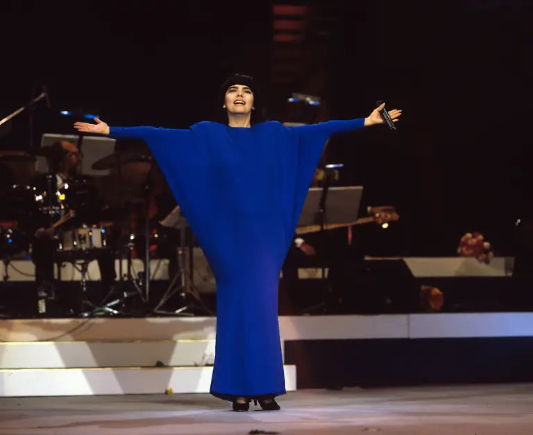 Die-franzoesische-Saengerin-Mireille-Mathieu-tritt-am-22-08-1987-im-Palast-der-Republik-in-Ost-Berlin-auf-Der-Spatz-von-Avignon-trat-erstmals-1970-in-der-DDR-auf-Der-Durchbruch-im-deutschsprachigen-Raum-gelang-ihr-mit-dem-Lied-Hinter-den-Kulissen-von-Paris-1969
