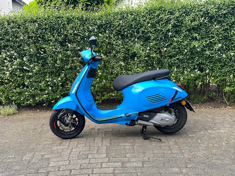 Den-gleichen-Effekt-soll-ein-Kuehlergrill-mit-fuenf-Schlitzen-an-der-linken-Backe-erzielen-doch-nicht-nur-Vespa-Kenner-ahnen-dass-es-sich-dabei-um-Fake-Design-handelt