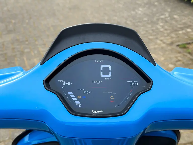 Spaetestens-der-Blick-aufs-Instrumentarium-versetzt-den-Sprint-Piloten-in-die-Jetztzeit-denn-dort-buendelt-ein-volldigitales-Cockpit-saemtliche-Fahrinformationen