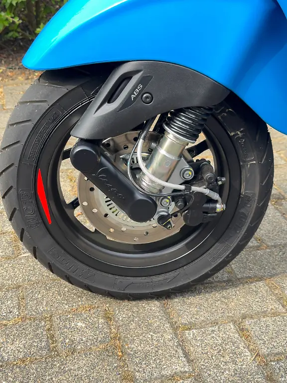 Erstmals-in-ihrer-Geschichte-verzoegert-die-125er-Small-Body-hinten-mit-einer-220-mm-Stahlscheibe-und-Zweikolben-Festsattel-statt-der-ewigen-Trommelbremse