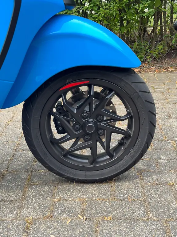 Das-vordere-12-Zoll-Rad-wird-einarmig-gefuehrt