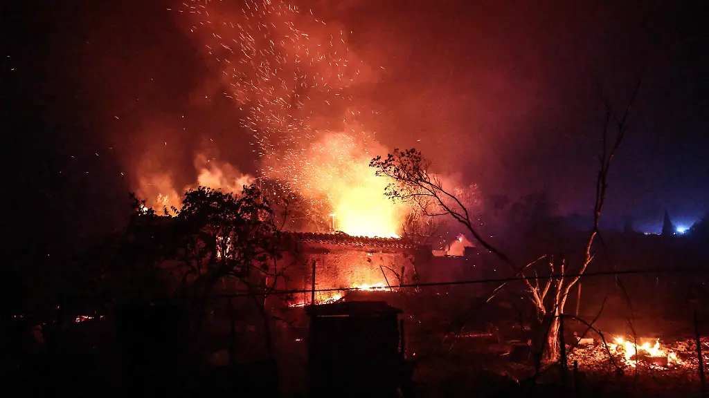 Im-Suedosten-Frankreichs-wird-ein-Haus-von-einem-Feuer-zerstoert-Ein-Waldbrand-breitet-sich-mit-ueberraschender-Geschwindigkeit-in-Suedfrankreich-aus