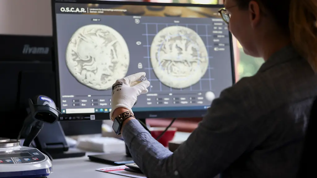 21-07-2026-Sachsen-Anhalt-Halle-Saale-Numismatikerin-Anika-Tauschensky-untersucht-eine-ueber-2000-Jahre-alte-Silbermuenze-mit-dem-Abbild-der-Gottheit-Roma-im-Landesmuseum-fuer-Vorgeschichte-Bei-einem-aussergewoehnlichen-Hortfund-wurden-erstmals-in-Sachsen-Anhalt-fuenf-dieser-Silberdenare-der-Roemischen-Republik-entdeckt-Zu-dem-Fund-gehoeren-ein-Denar-aus-dem-Jahr-148-vor-Christus-sowie-vier-weitere-Silbermuenzen-die-zwischen-82-und-79-vor-Christus-gepraegt-wurden