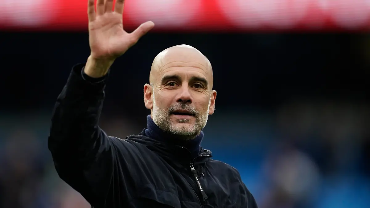ARCHIV-09-05-2026-Grossbritannien-Manchester-Fussball-Maenner-Premier-League-England-Manchester-City-FC-Brentford-Manchester-Citys-langjaehriger-Cheftrainer-Pep-Guardiola-begruesst-die-Fans-nach-dem-Spiel