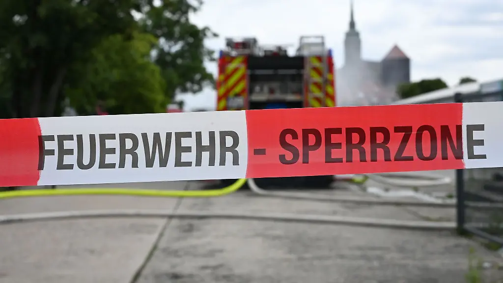 Die-Loescharbeiten-dauern-voraussichtlich-noch-ueber-den-heutigen-Tag-hinaus-an