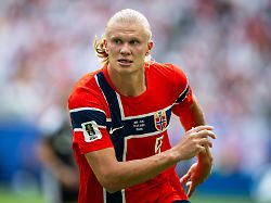 Ronaldo macht's ganz anders: Wischmopp und Lauchstange: Haaland feiert peinliche Szenen