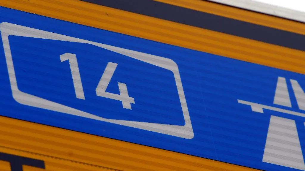 Die-Autobahn-wurde-wegen-des-Schafes-voruebergehend-in-beide-Richtungen-gesperrt