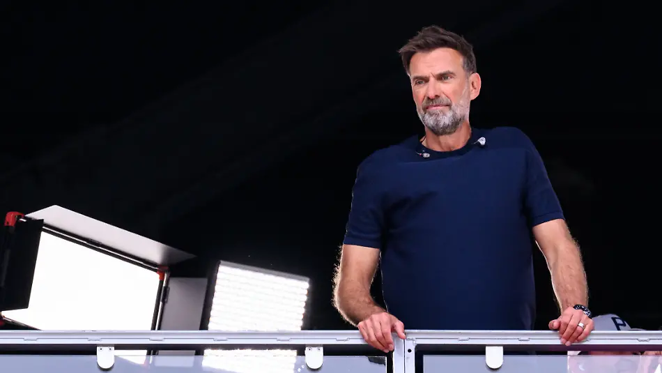 Fussball-Maenner-WM-Spanien-Argentinien-Finalrunde-Finale-New-York-New-Jersey-Stadion-TV-Experte-Juergen-Klopp-steht-auf-der-Tribuene-ACHTUNG-Gemaess-den-Auflagen-der-FIFA-duerfen-die-Bilder-ausschliesslich-zur-redaktionellen-Verwendung-genutzt-werden-Eine-kommerzielle-Nutzung-ist-ausgeschlossen-Zudem-duerfen-keine-videoaehnlichen-Sequenzen-erstellt-werden-und-es-duerfen-keine-Veraenderungen-weder-im-Vordergrund-noch-im-Hintergrund-am-Bild-vorgenommen-werden