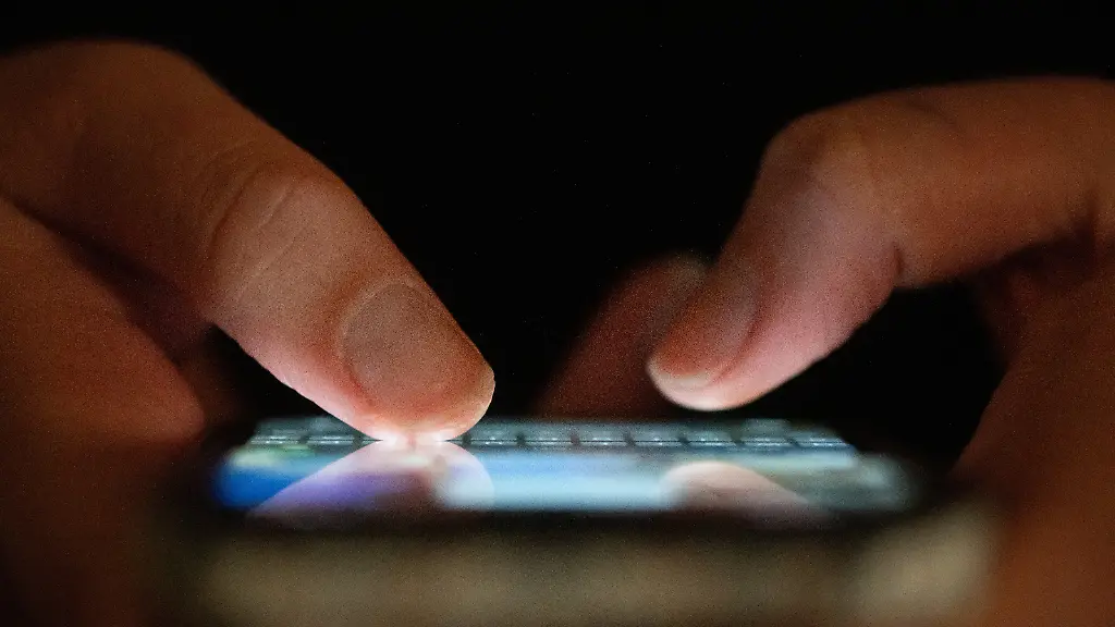 Eine-Frau-tippt-auf-einem-Smartphone