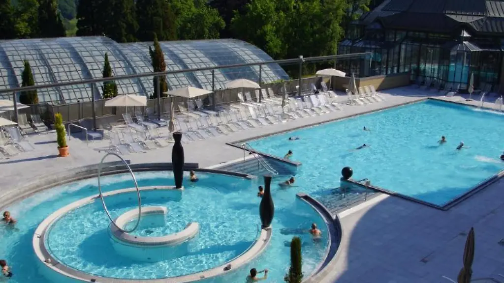 Der-Blick-faellt-auf-zwei-Wasserbecken-der-Cassiopeia-Therme-in-Badenweiler