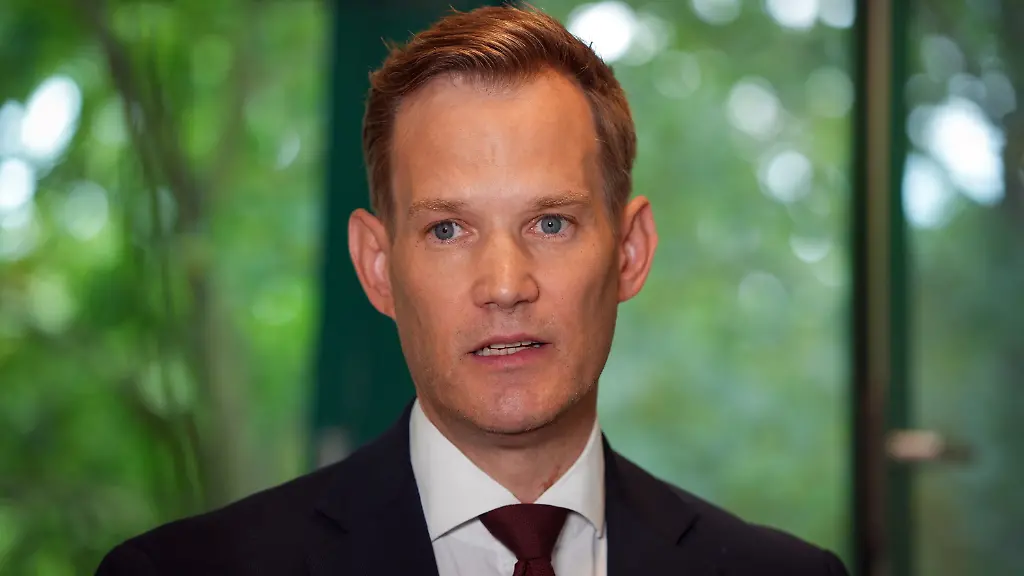 ARCHIV-07-07-2026-Berlin-Hendrik-Streeck-Beauftragter-der-Bundesregierung-fuer-Sucht-und-Drogenfragen-spricht-vor-einer-Pressekonferenz-zur-Zahl-der-Drogentoten-2025-Die-geplante-deutliche-Anhebung-der-Tabaksteuer-sieht-Hendrik-Streeck-positiv