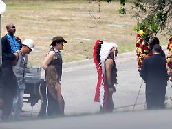 Bandkollegen kommen im Kostüm: Village-People-Sänger Victor Willis beigesetzt