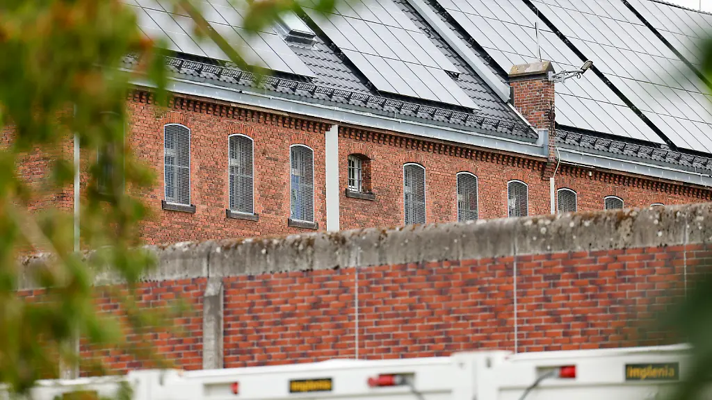 22-07-2026-Nordrhein-Westfalen-Siegburg-Blick-auf-ein-Gebaeude-der-Justizvollzugsanstalt-Siegburg-Nach-Hinweisen-auf-einen-geplanten-gewaltsamen-Aufstand-von-Inhaftierten-hat-es-in-der-Justizvollzugsanstalt-Siegburg-einen-Grosseinsatz-der-Polizei-gegeben