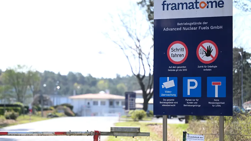 Der-Blick-auf-ein-Zugangstor-des-Werks-der-Framatome-Advanced-Nuclear-Fuels-GmbH
