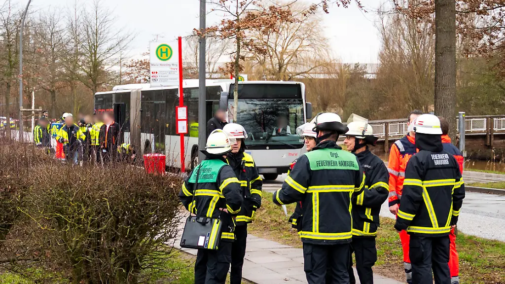 ARCHIV-16-02-2024-Hamburg-Einsatzkraefte-stehen-im-Stadtteil-Neuallermoehe-an-einer-Unfallstelle-Bei-einem-Unfall-mit-einem-Linienbus-ist-am-Nachmittag-ein-10-Jahre-alter-Junge-toedlich-verletzt-worden