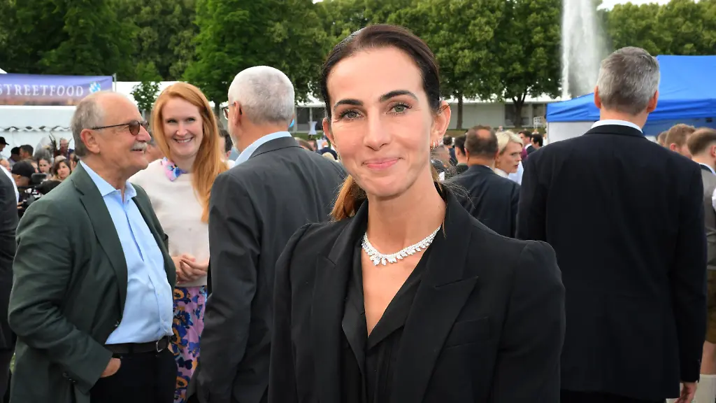 21-07-2026-Bayern-Oberschleissheim-Die-Reiterin-Lisa-Mueller-steht-beim-Sommerempfang-des-Bayerischen-Landtags-im-Garten-des-Neuen-Schlosses-Schleissheim