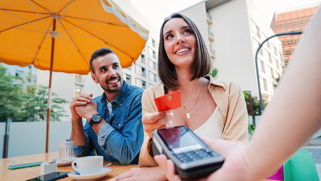 Kreditkarte im Café