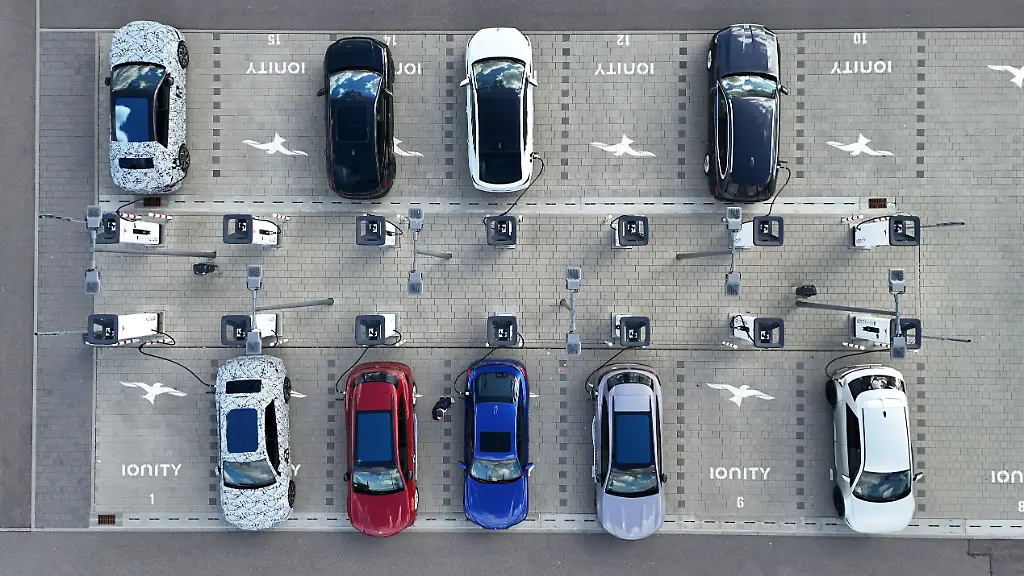 Ionity-Ladestation-aus-der-Vogelperspektive-Ladepunkt-Ladesaeule-E-Autos-werden-auf-einem-Parkplatz-voller-Ladesaeulen-geladen-Auto-wird-geladen-Ladevorgang-Elektroauto-Ladestecker-Ladekabel-Ladesaeule-Ladebuchse-E-Mobilitaet-Elektrifizierung-Elektromobilitaet-Stecker-Autobauer-Auto-Autos-Automobile-Elektrofahrzeug-Elektrofahrzeuge-Ladestation